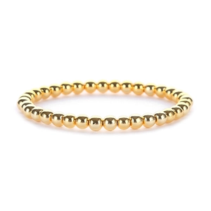 Dettaglio del bracciale elastico con perline in metallo lucido placcato oro 14K elegante