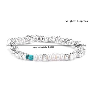Vue détaillée du bracelet en perles avec billes argentées, perles et turquoise