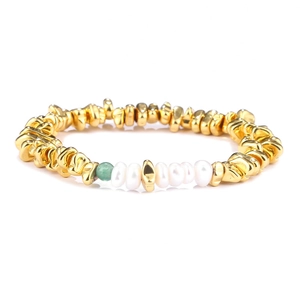 Bracelet extensible en perles dorées irrégulières avec perles d'eau douce et pierre verte