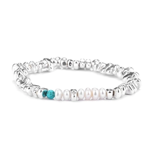 Détail de perles argentées martelées avec perles blanches et turquoise bleue sur bracelet