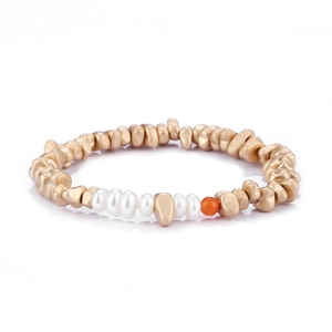 Bracelet de perles dorées irrégulières avec perles blanches et pierre orange sur fond blanc