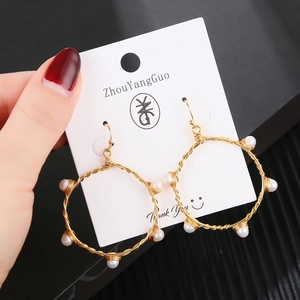 Orecchini a cerchio placcati oro intrecciati a mano con perle d'acqua dolce vintage