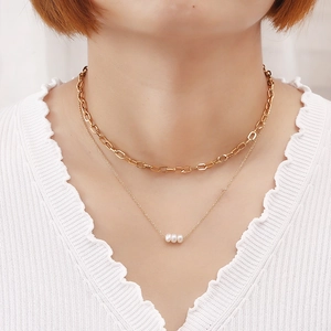 Collana a doppio strato con catena a graffetta dorata e tre perle d'acqua dolce