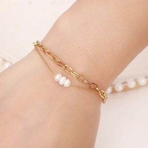 Bracciale a catena a graffetta dorata minimalista con tre perle d'acqua dolce