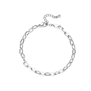 Détail du bracelet chaîne trombone argenté avec fermoir mousqueton et extension réglable