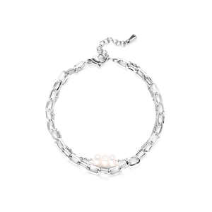 Dettaglio del bracciale a graffetta in acciaio inossidabile con tre perle d'acqua dolce
