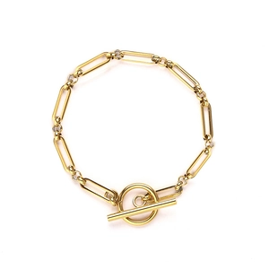 Nahaufnahme eines goldenen Büroklammer-Armbands mit klassischem T-Bar-Knebelverschluss