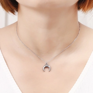 Elegante silberne Edelstahlkette mit einem texturierten Halbmond-Horn-Anhänger für Damen