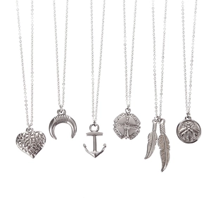 Set mit sechs Halsketten aus Edelstahl mit Herz, Anker und Bienenmünze Anhängern in Silber