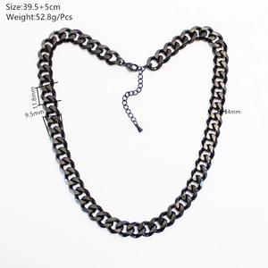 Détail montrant les dimensions du collier à gros maillons cubains gris foncé poli
