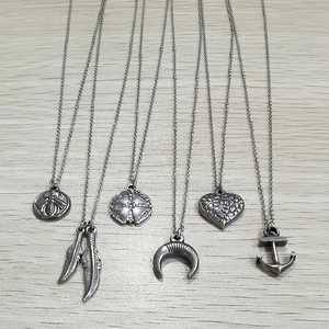 Vintage Silberne Edelstahlhalsketten mit Biene, Feder und Ankeranhänger auf Holz