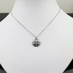 Detailansicht einer silbernen Edelstahl-Halskette mit einem Vintage-Kreuz-Medaillon-Anhänger