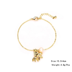 Dettaglio del bracciale con ciondolo pesce dorato con perla d'acqua dolce e chiusura