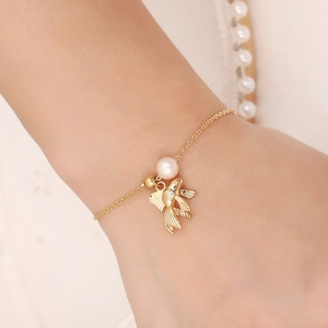 Elegante bracciale a catena dorata con perla bianca e ciondolo a forma di pesce per donna