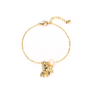Dettaglio del bracciale a forma di pesce dorato con perla d'acqua dolce e chiusura a moschettone