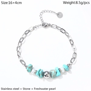 Dettaglio del bracciale in acciaio inossidabile con perle e pietre blu naturali