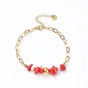 Bracciale a catena dorata con pietre rosse frantumate e perle d'acqua dolce su sfondo bianco