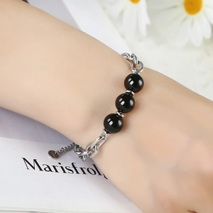 Bracciale in acciaio inossidabile argento con tre perle di onice nera indossato al polso