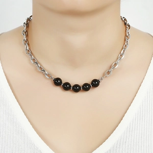 Minimalistische Edelstahlkette mit fünf schwarzen Onyxperlen und polierter Silberkette