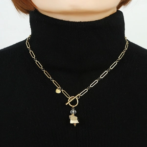 Collana a catena a graffetta placcata oro 18K con chiusura a levetta e ciondolo in cristallo