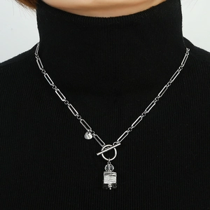 Collana a graffetta in acciaio inossidabile argento con ciondolo martellato su maglione