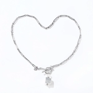 Collana a graffetta in acciaio argento con pendente a cubo disposta a forma di cuore