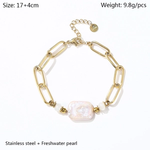 Dettaglio del bracciale a graffetta in acciaio inossidabile placcato oro 18K con perla