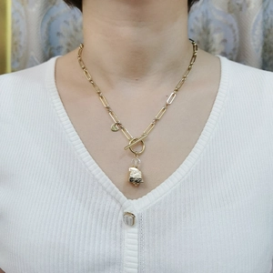 Dettaglio della collana a graffetta placcata oro 18K con chiusura OT e ciondolo