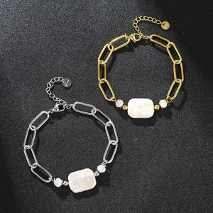 Bracciale a graffetta in acciaio inossidabile placcato oro 18K con perla barocca