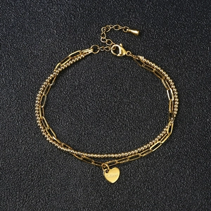 Dettaglio del bracciale a catena a graffetta in acciaio placcato oro 18k con cuore