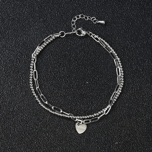 Dettaglio del bracciale a doppio strato in acciaio inossidabile con cuore e sfere