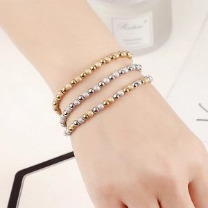 Dreiteiliges Set aus 18 Karat Gold- und Silberperlenarmbändern mit sandgestrahltem Metall