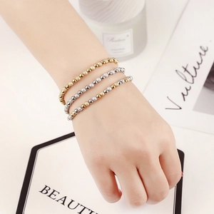 Dreiteiliges Set aus Gold- und Silberperlenarmbändern mit polierten und mattierten Perlen