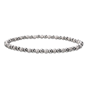 Makro-Detail von wasserfestem Edelstahl-Armband mit glänzenden und mattierten Perlen-Elementen