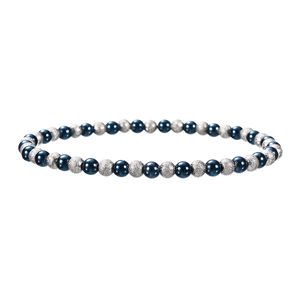Makroaufnahme von elastischem Armband mit glänzenden blauen und mattierten Silberperlen