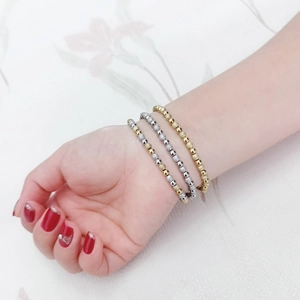 Detaillierte Makroansicht der 18K Gold und Silber mattierten Edelstahlperlen Armbänder