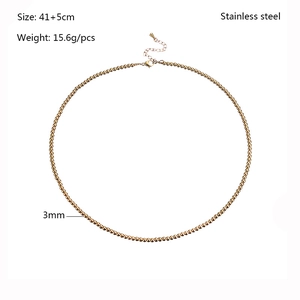 Dettaglio collana con sfere da 3mm in acciaio inossidabile con chiusura a moschettone oro