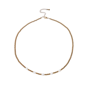 Dettaglio della collana con sfere dorate da 3mm e sei perle d'acqua dolce con chiusura