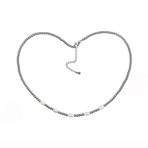 Dettaglio della collana di perle in acciaio inox 3mm con cinque perle d'acqua dolce