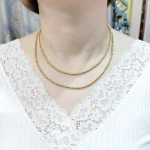 Dettaglio collana a due strati in acciaio inossidabile placcato oro 18K con sfere