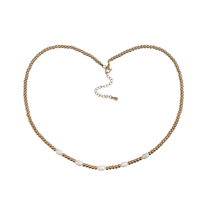 Dettaglio di una collana di perline dorate con 5 perle d'acqua dolce e chiusura a moschettone