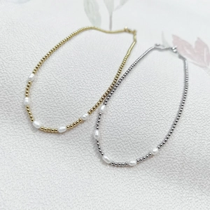Dettaglio della collana di perline metalliche da 3mm con perle d'acqua dolce naturali