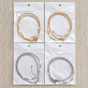 Dettaglio di collane con perle d'acqua dolce 3mm e sfere metalliche in oro e argento