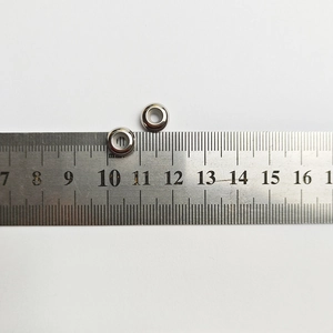 Dettaglio di perline in acciaio inossidabile da 8 mm per bracciale snake con righello