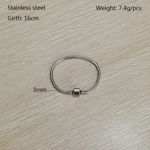 Dettaglio del bracciale a catena serpente in acciaio inox da 3mm con chiusura sicura
