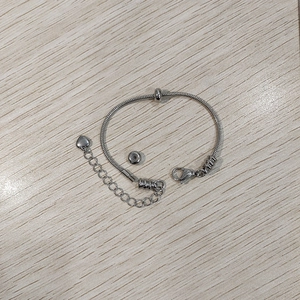 Dettaglio della catena a serpente argento con chiusura a moschettone e cuore