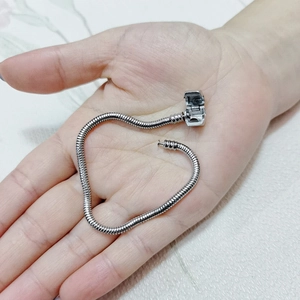 Bracciale a catena a serpente in acciaio inossidabile con chiusura a pulsante cilindrica