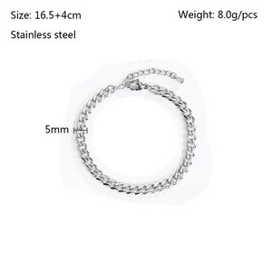 Dettaglio bracciale a catena cubana in acciaio argento lungo 16,5+4cm e largo 5mm