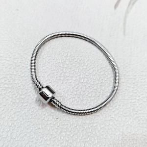 Dettaglio del bracciale a maglia serpente argento con chiusura a botte e finitura