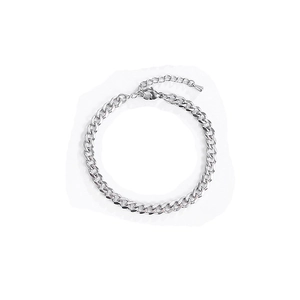 Vista dettagliata del bracciale a maglia cubana in acciaio inossidabile argento con chiusura